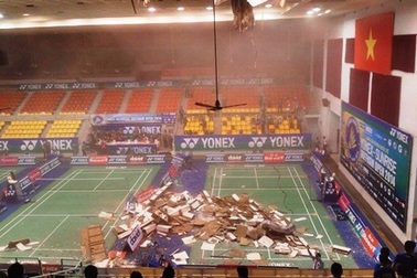 Khẩn trương làm rõ nguyên nhân sập trần treo nhà thi đấu Phan Đình Phùng