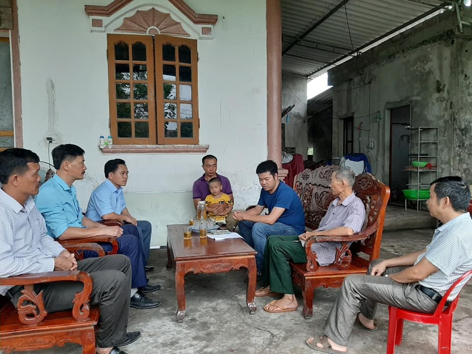 Hai bé thơ mất mẹ ấm áp trong vòng tay yêu thương của bạn đọc Dân trí - 2 Hai bé thơ mất mẹ ấm áp trong vòng tay yêu thương của bạn đọc Dân trí - 2