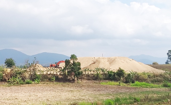 Đắk Lắk: Ngang nhiên lập bãi tập kết cát vì sao chưa bị xử lý? - Ảnh 2.