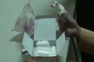 Giấu ma túy trong hộp quà sinh nhật