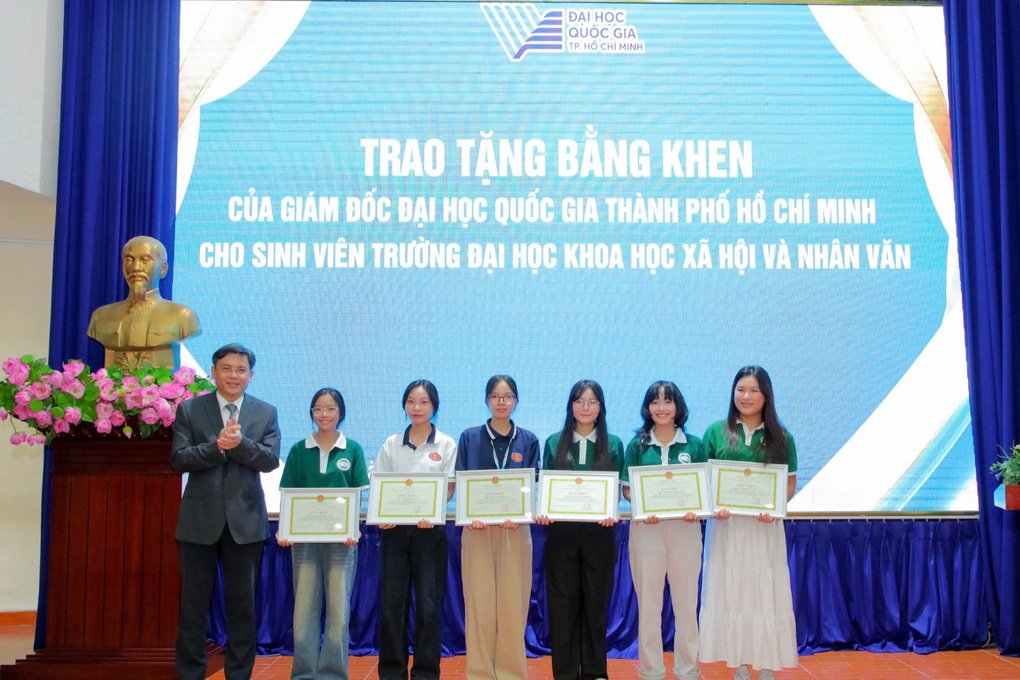 6 nữ sinh được nhận bằng khen vì mời cựu chiến binh cùng xem diễu binh - 2 6 nữ sinh được nhận bằng khen vì mời cựu chiến binh cùng xem diễu binh - 2