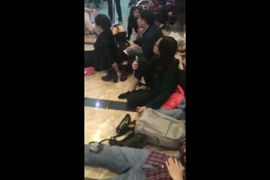 Nạn nhân nằm la liệt sau sự cố rơi thang máy từ tầng 5