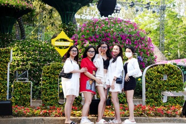 Giới trẻ thỏa sức "sống ảo" với đường hoa tình yêu trên đỉnh Trường Lệ