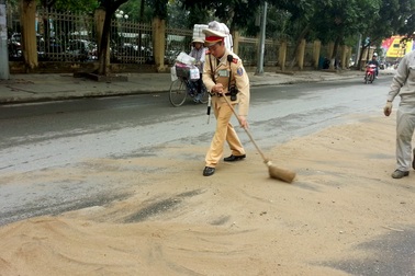 Hà Nội: Hàng loạt người “vồ ếch” vì đường trơn như bôi mỡ