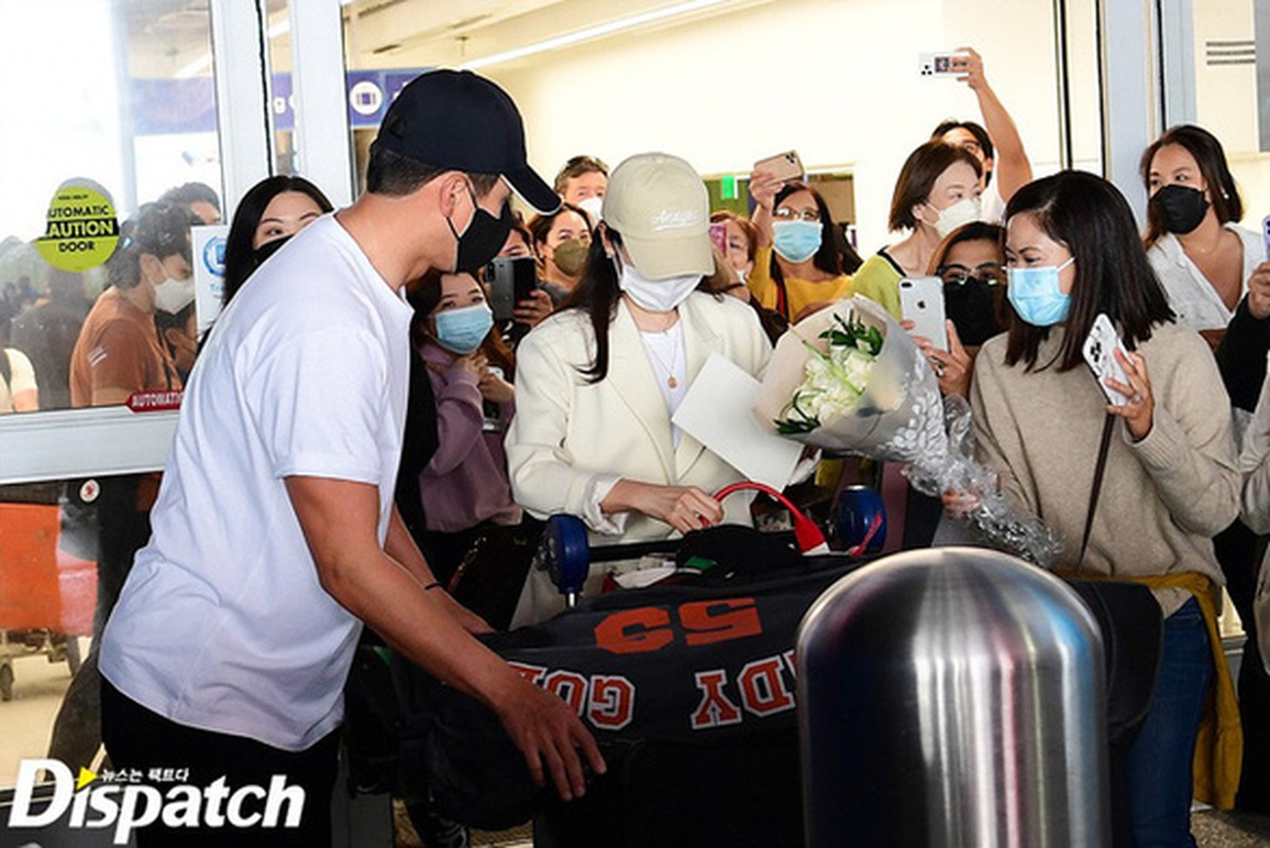 Hyun Bin tận tình chăm sóc bà xã Son Ye Jin khi tới Mỹ - 4 Hyun Bin tận tình chăm sóc bà xã Son Ye Jin khi tới Mỹ - 4