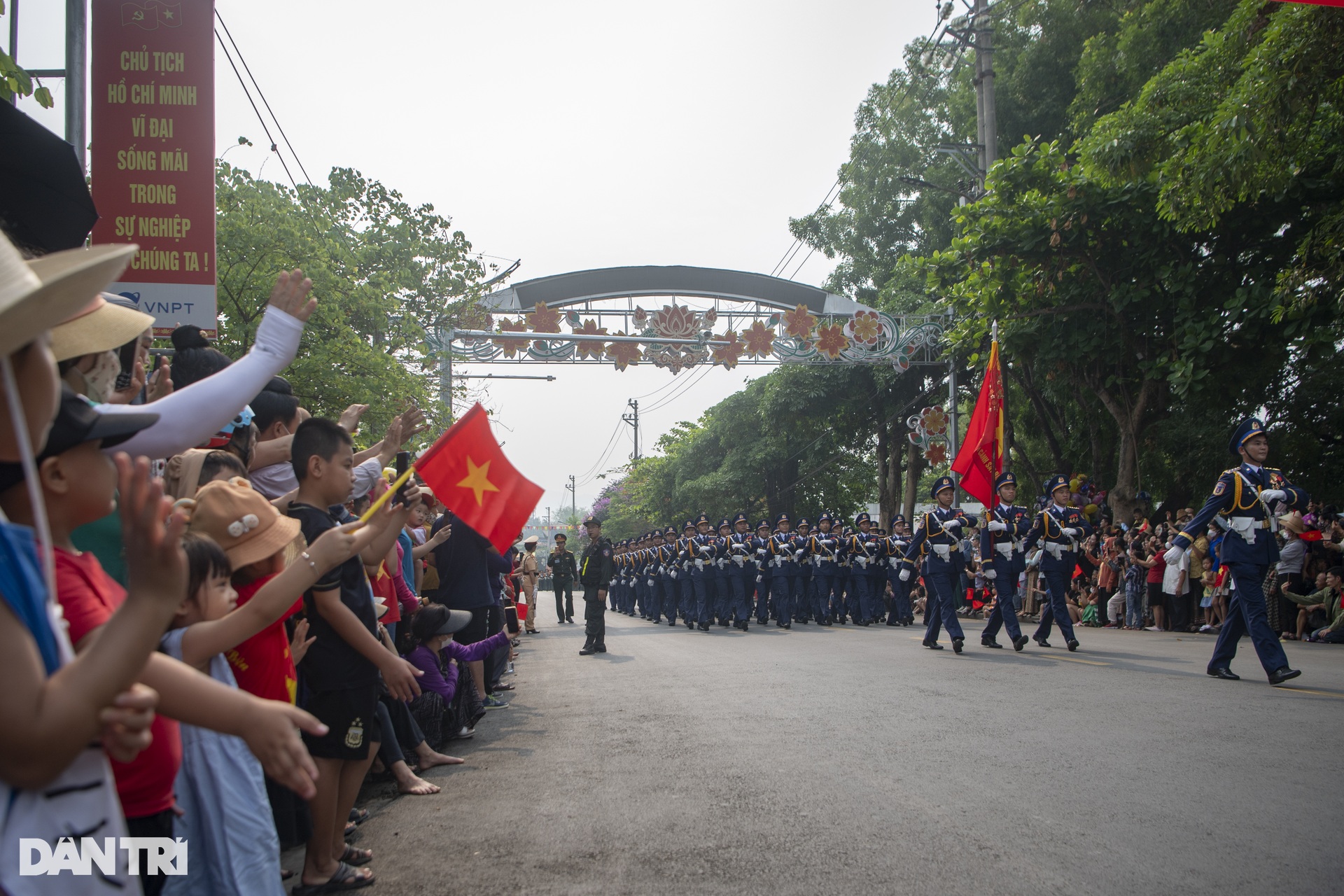 Người dân Điện Biên mở hội trên phố, cùng chiến sĩ tham gia diễu hành - 11