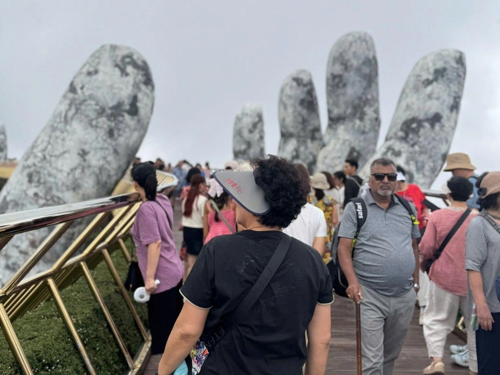 Mệt như du lịch lễ: Khắp nơi đông đúc, xếp hàng chờ ăn, vật vờ tìm chỗ nghỉ - 3