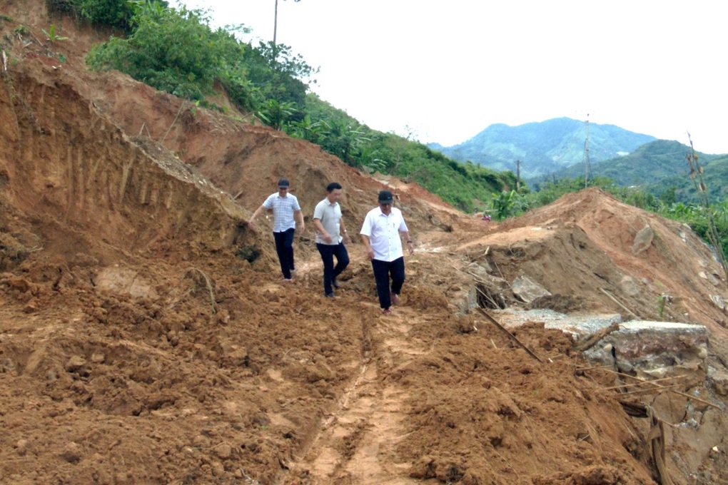 Sạt lở gây tắc đường, hơn 2.500 người dân bị chia cắt - 1