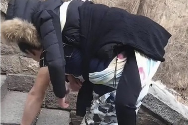 Chồng nhiều năm cõng vợ lên núi ngắm bình minh