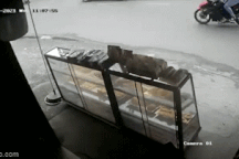 Trinh sát hình sự quật ngã 2 tên cướp như phim hành động