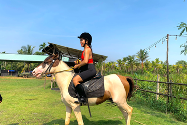 Người lớn, trẻ nhỏ chi gần nửa triệu đồng cho 45 phút cưỡi ngựa dịp hè
