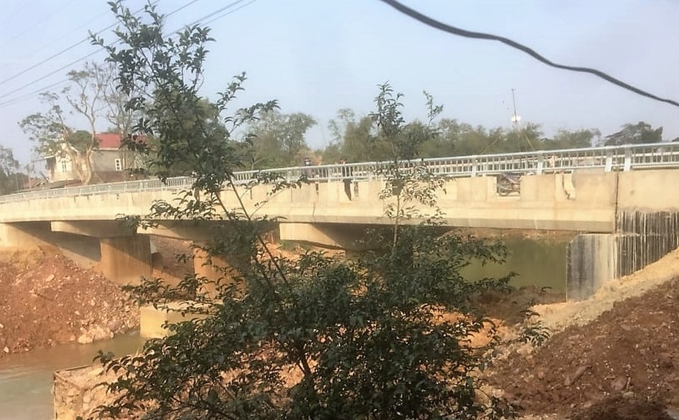 Phát hiện quả bom lớn khi thi công mố cầu - 1