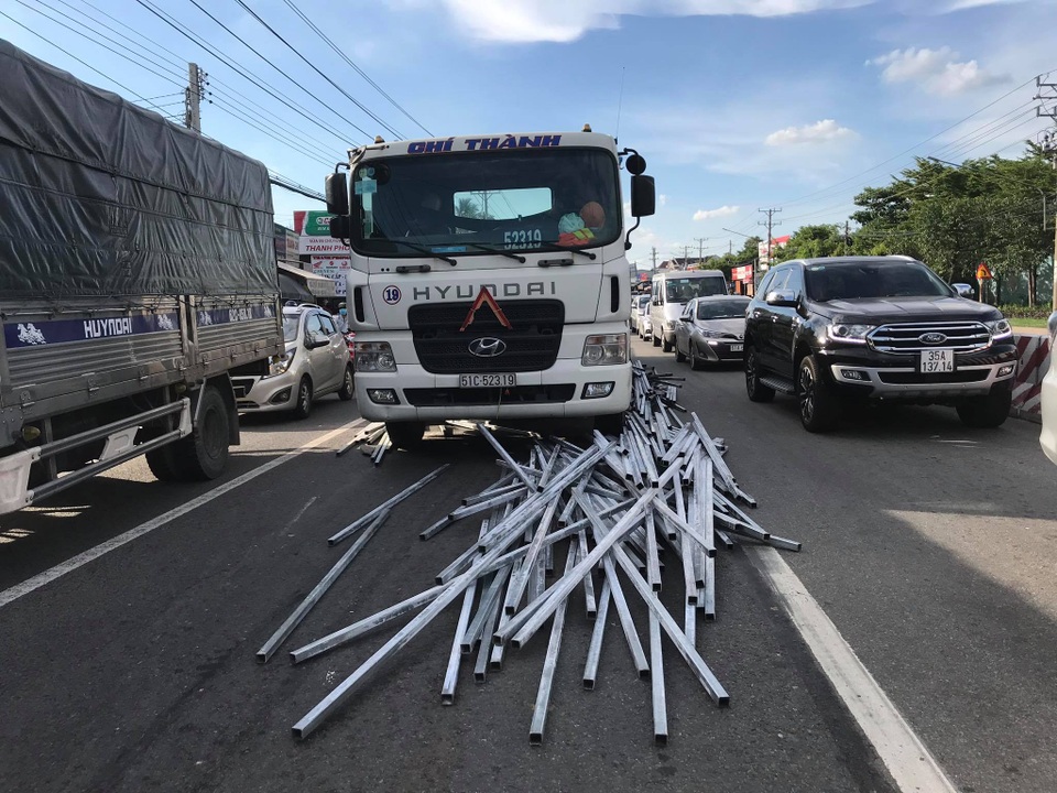 Hàng ngàn thanh sắt phi xuống từ container, nhiều người thoát chết - 1