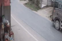 Không giữ khoảng cách an toàn, ô tô con rúc đuôi xe tải hạng nặng