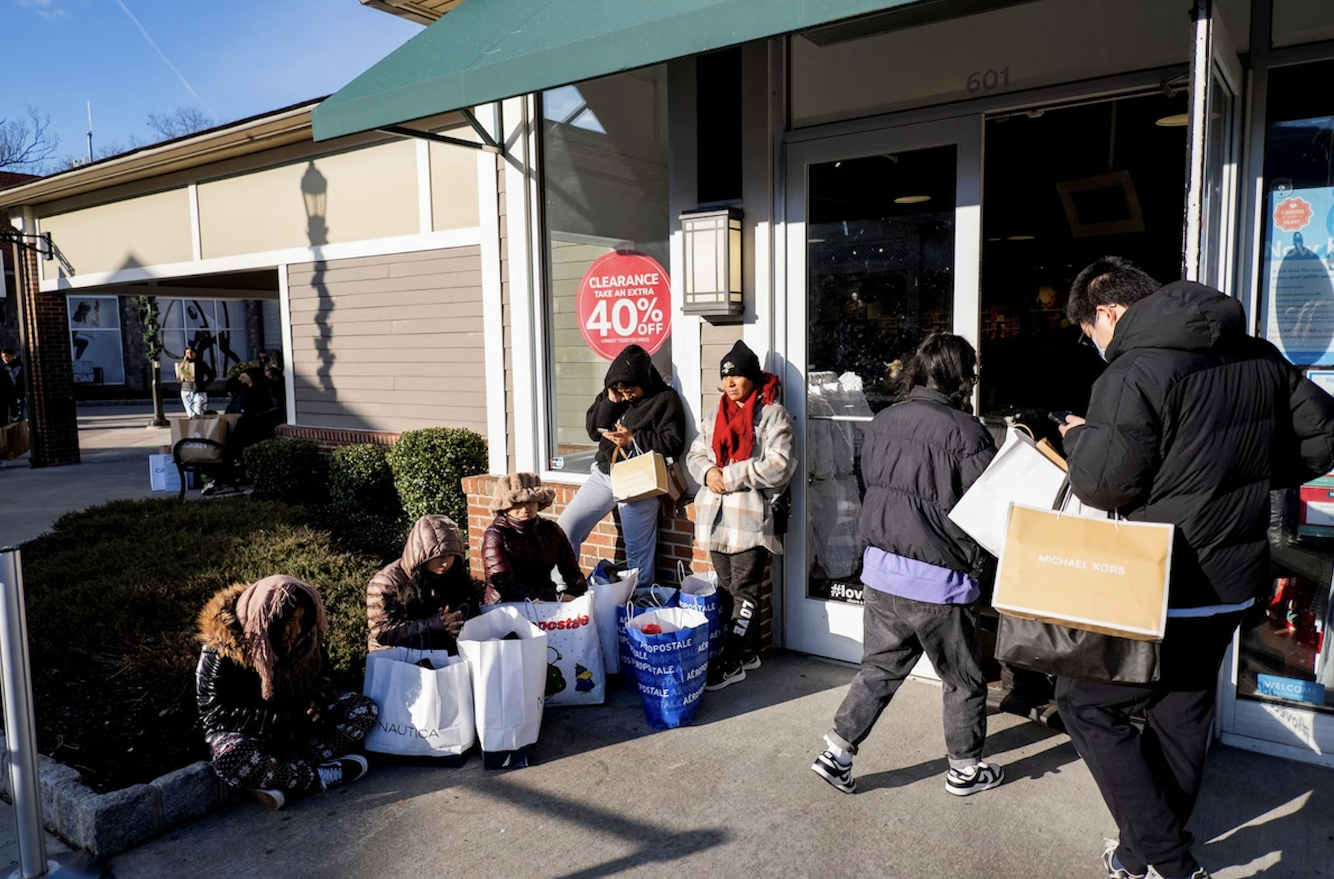 Black Friday thế giới: Người dân xếp hàng từ đêm, dựng lều để săn sale - 6 Black Friday thế giới: Người dân xếp hàng từ đêm, dựng lều để săn sale - 6