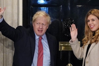 Thủ tướng Anh công bố đính hôn với bạn gái kém 24 tuổi