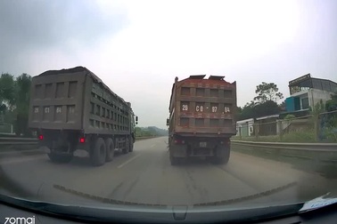 Hai xe ben trọng tải lớn chạy song song trên đường cao tốc