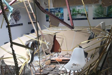 Hà Nội: Cẩu trục bị tuột cáp, nhà điều hành bẹp rúm