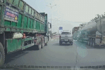 Xe bán tải gặp nạn khi bị kẹp giữa hai "gã khổng lồ" đường phố