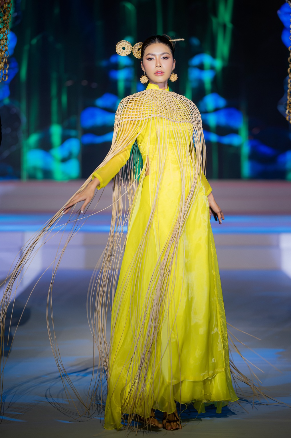 Siêu mẫu Minh Tú đẹp kiêu sa khi trình diễn áo dài - 3 Siêu mẫu Minh Tú đẹp kiêu sa khi trình diễn áo dài - 3