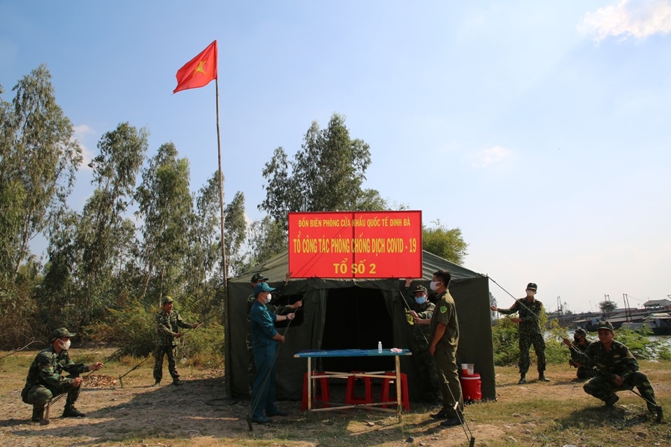 Bộ đội Biên phòng canh đường sông, giữ đường đồng ngăn ngừa dịch Covid-19 - 2 Bộ đội Biên phòng canh đường sông, giữ đường đồng ngăn ngừa dịch Covid-19 - 2
