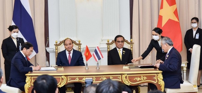 Chủ tịch nước Nguyễn Xuân Phúc và Thủ tướng Prayut Chan-o-cha chứng kiến lễ ký kết các văn kiện hợp tác.