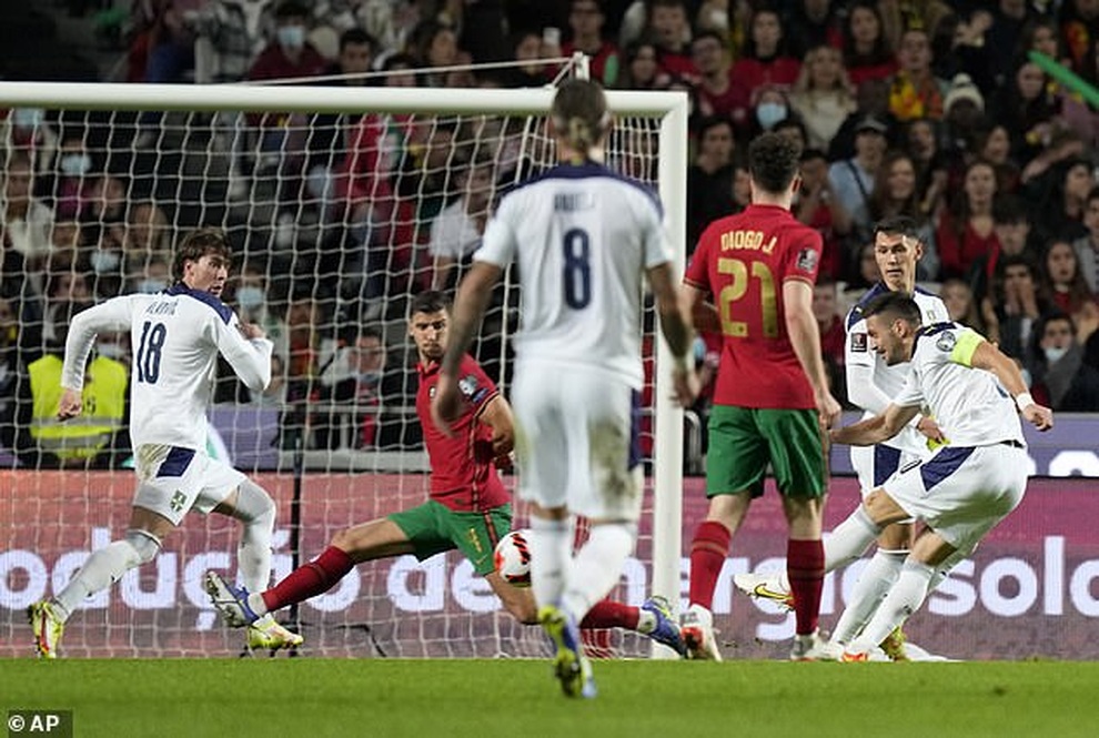 Bồ Đào Nha mất ngôi đầu bảng cay đắng, Tây Ban Nha giành vé dự World Cup - 2 Bồ Đào Nha mất ngôi đầu bảng cay đắng, Tây Ban Nha giành vé dự World Cup - 2