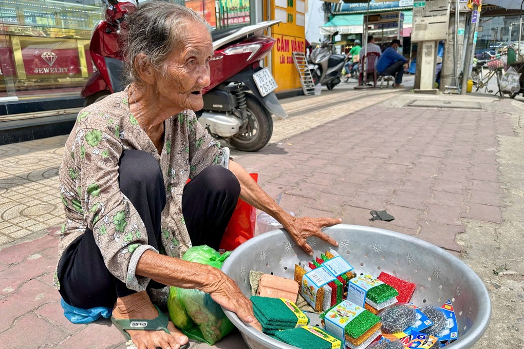 Cụ bà 90 tuổi đội nắng mưu sinh và triết lý sống bất ngờ - 1 Cụ bà 90 tuổi đội nắng mưu sinh và triết lý sống bất ngờ - 1