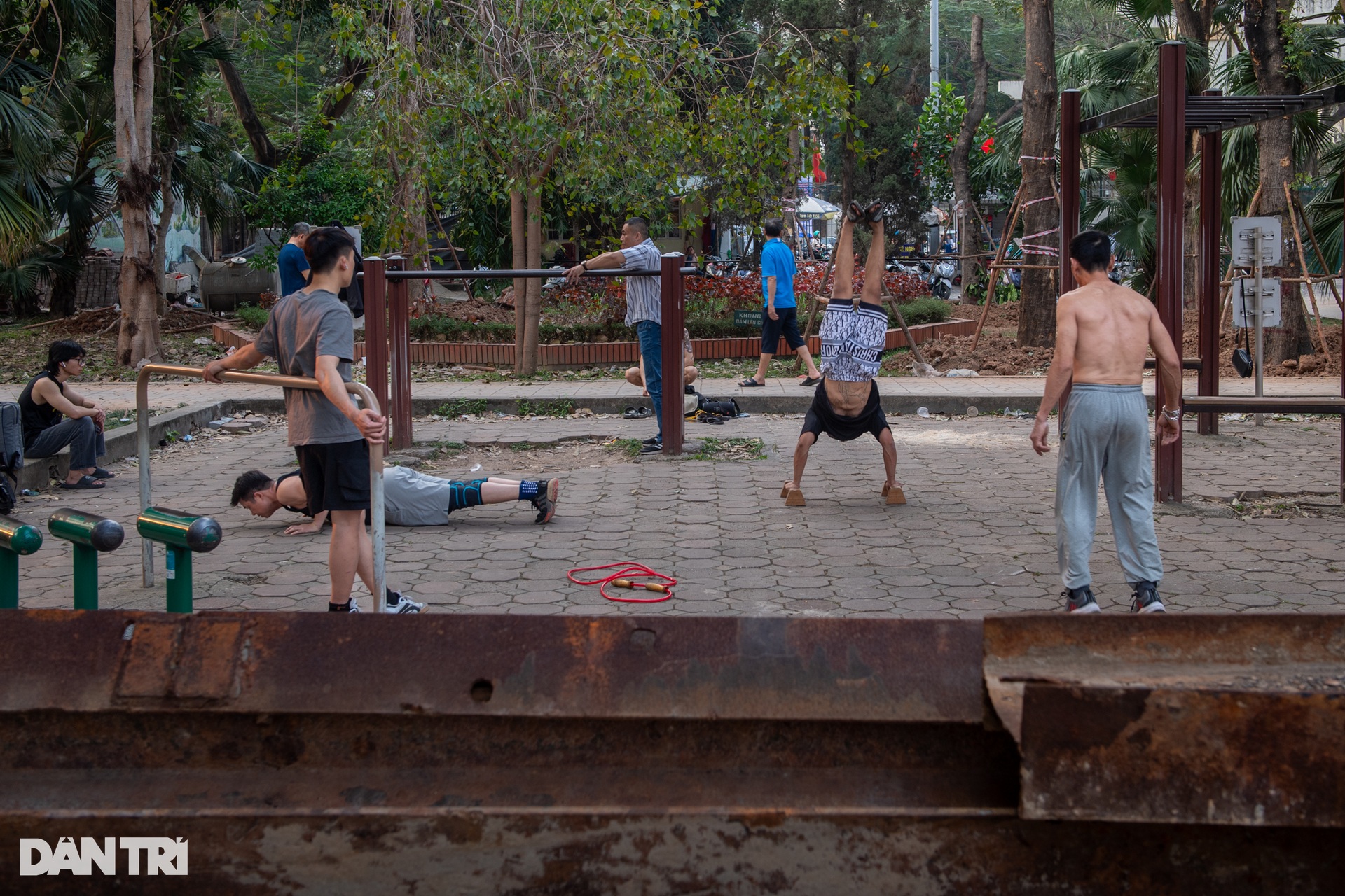Người dân xé rào chắn, trèo tường vào công viên đang cải tạo ở Hà Nội - 7 Người dân xé rào chắn, trèo tường vào công viên đang cải tạo ở Hà Nội - 7