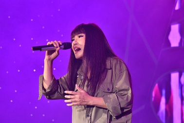 Muôn kiểu ứng xử của nghệ sĩ Việt bị ném đồ vào người khi đang diễn