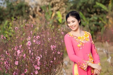 Hoa hậu Ngọc Hân e ấp bên đào hồng