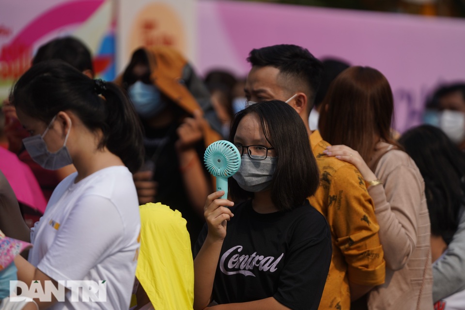 Người Sài Gòn đội nắng, đeo khẩu trang du xuân đường hoa Nguyễn Huệ - 4 Người Sài Gòn đội nắng, đeo khẩu trang du xuân đường hoa Nguyễn Huệ - 4