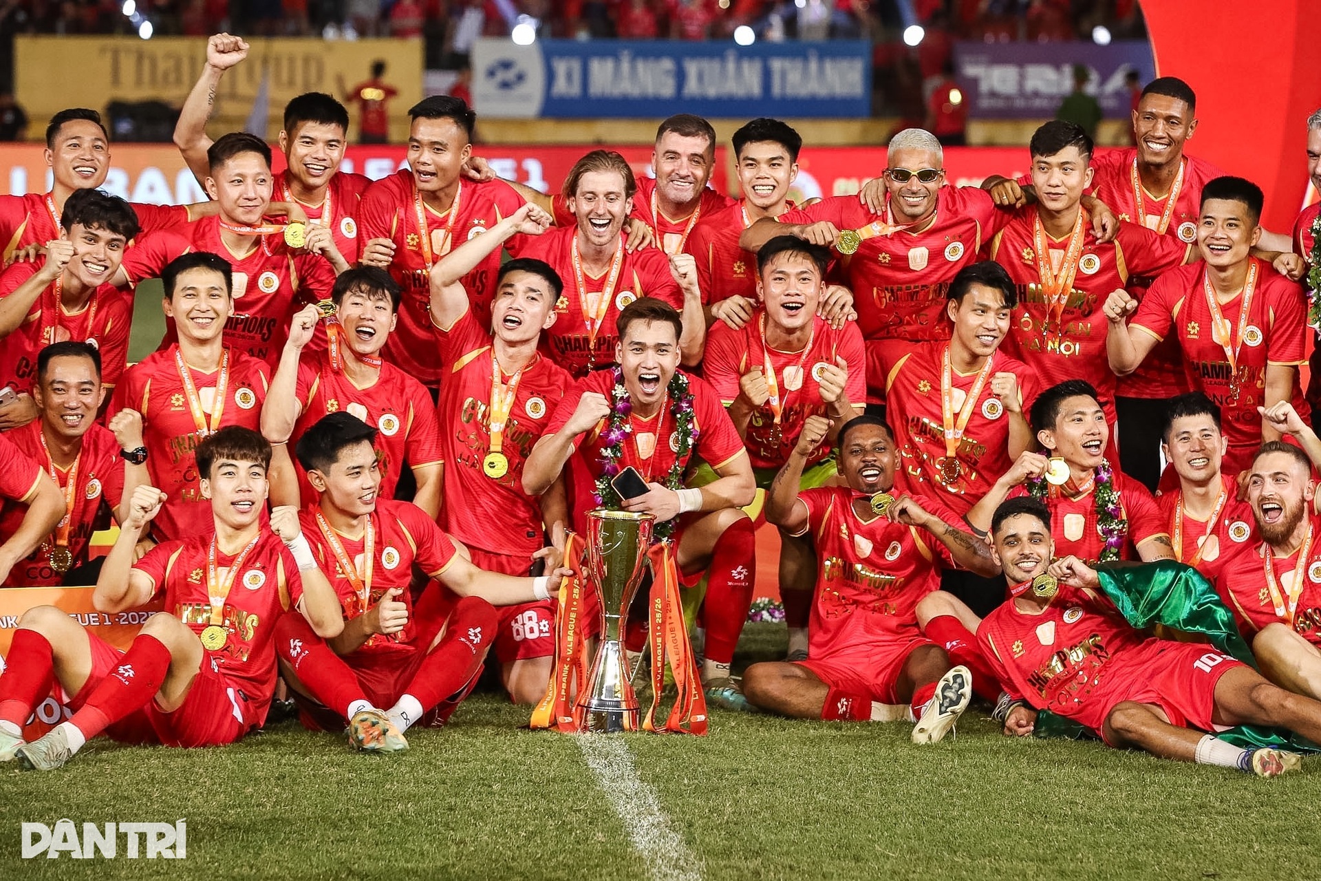Khoảnh khắc nâng cúp vô địch V-League của CLB Công An Hà Nội - 8