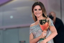 Penelope Cruz lần đầu giành chiến thắng tại LHP Venice