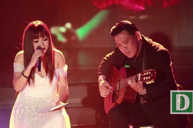 Vy Oanh bất ngờ mang con gái 5 tháng tuổi lên sân khấu