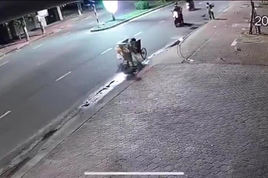 Clip 2 thanh niên gây sự trước khi bắn súng vào 2 lao công