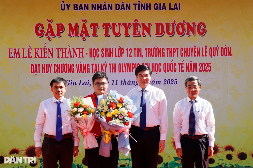 Thưởng 100 triệu đồng học sinh đạt huy chương vàng Olympic tin học quốc tế - 1 Thưởng 100 triệu đồng học sinh đạt huy chương vàng Olympic tin học quốc tế - 1