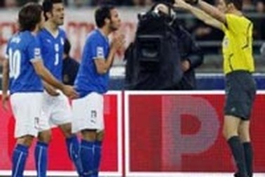 Người Ý đồng loạt trút tức giận lên trọng tài