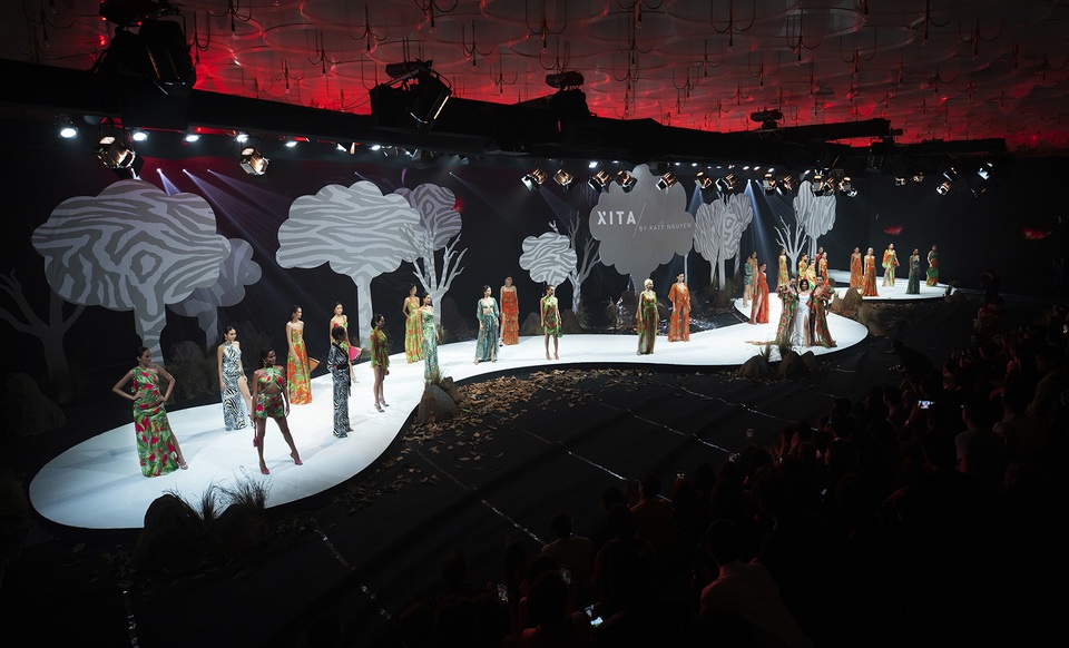 Lan Khuê, Khánh Vân cuốn hút trên sàn catwalk - 4 Lan Khuê, Khánh Vân cuốn hút trên sàn catwalk - 4