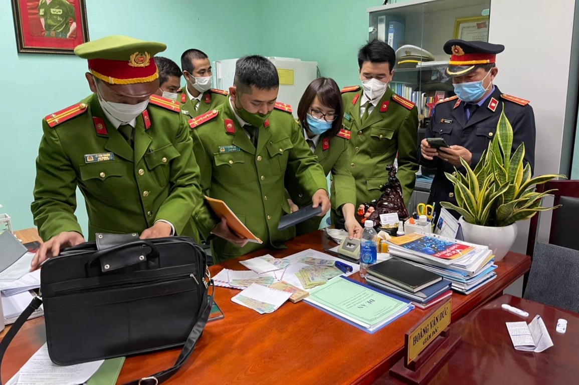 Vụ bắt Giám đốc, Kế toán trưởng CDC Thừa Thiên Huế: Thu giữ nhiều tiền mặt - 1 Vụ bắt Giám đốc, Kế toán trưởng CDC Thừa Thiên Huế: Thu giữ nhiều tiền mặt - 1