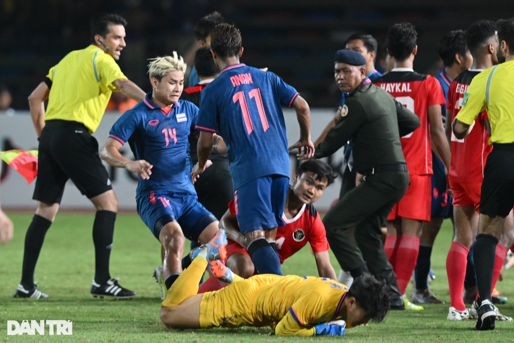 Báo chí thế giới choáng váng vì màn hỗn chiến ở chung kết SEA Games - 1 Báo chí thế giới choáng váng vì màn hỗn chiến ở chung kết SEA Games - 1