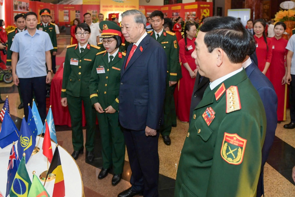الأمين العام تو لام يحضر المؤتمر العسكري الثاني عشر للحزب - 2 Tổng Bí thư Tô Lâm dự Đại hội đại biểu Đảng bộ Quân đội lần thứ 12 - 2