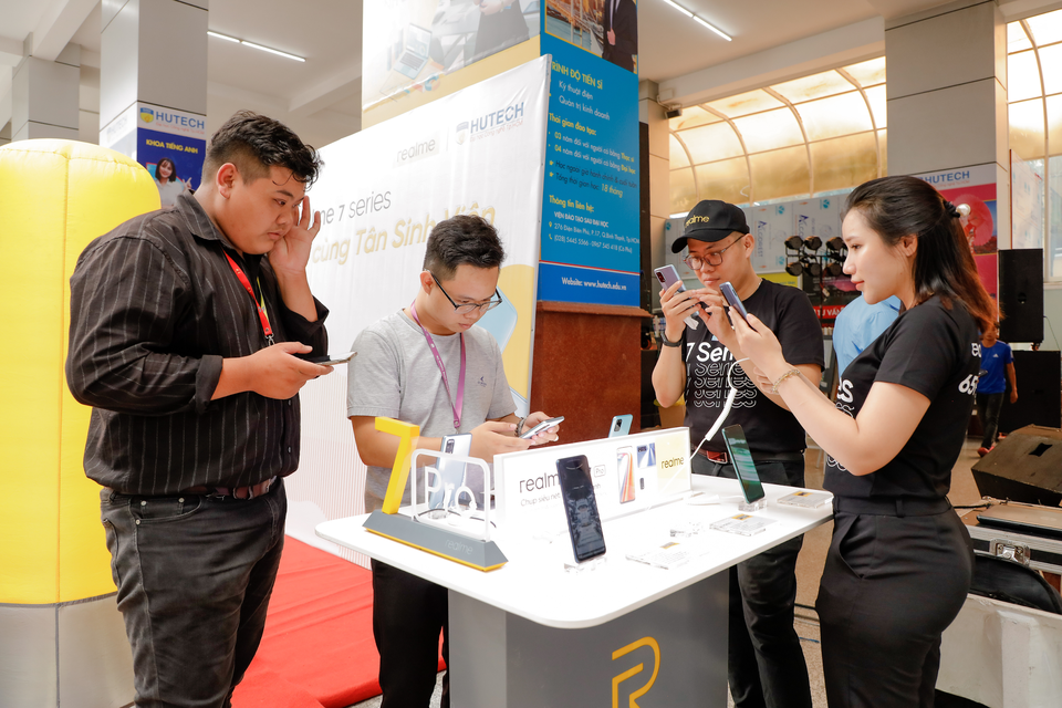 Realme “bùng cháy” cùng gần 3.000 tân sinh viên HUTECH và Văn Lang - 3 Realme “bùng cháy” cùng gần 3.000 tân sinh viên HUTECH và Văn Lang - 3