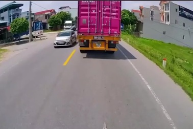 Xe tải lấn làn gây ra va chạm mạnh với container chạy ngược chiều
