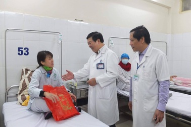 Ấm lòng Tết bệnh viện