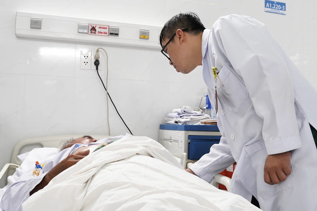Người đàn ông ngỡ ngàng khi phát hiện vật thể lạ 4cm gây nguy hiểm ở tay - 2 Người đàn ông ngỡ ngàng khi phát hiện vật thể lạ 4cm gây nguy hiểm ở tay - 2