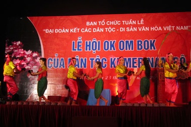 Tái hiện lễ hội Ok om bok của dân tộc Khmer Nam Bộ tại Hà Nội