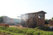 Hàng trăm lò gạch thủ công vẫn nhả khói hành dân