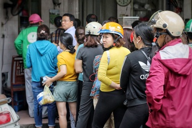 Người Hà Nội chen nhau xếp hàng mua bánh trôi ăn tết Hàn thực