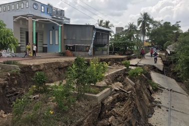 Những tuyến đường vỡ toác như động đất vì khô hạn